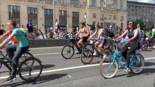 Moskou, Rusland, 19 mei 2019. Spring Bike Festival. Parade van fietsers. Mannen, vrouwen en kinderen rijden een fiets. achteruit schieten — Stockvideo