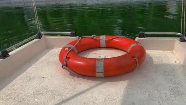 El salvavidas se encuentra en el borde del catamarán . — Vídeos de Stock