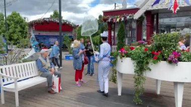 Genç bir adam-bir balıkçı, bir sokak sanatçısı.