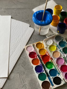 Boya, su ve beyaz kağıt çizim kiti