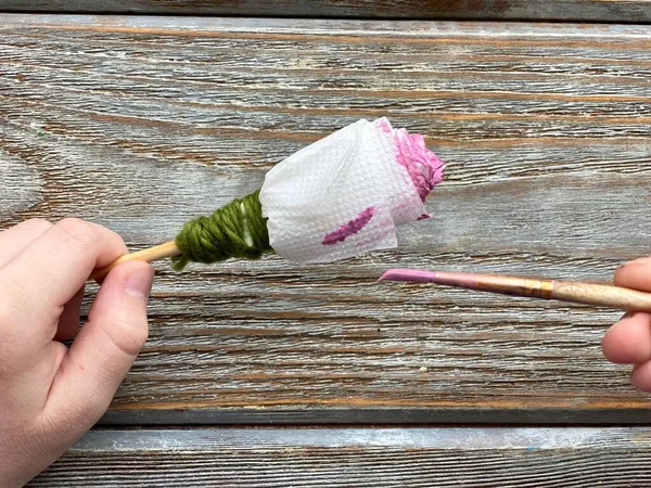 Biały kwiat malowany różowy dzieci DIY, lekcja krok po kroku — Zdjęcie stockowe