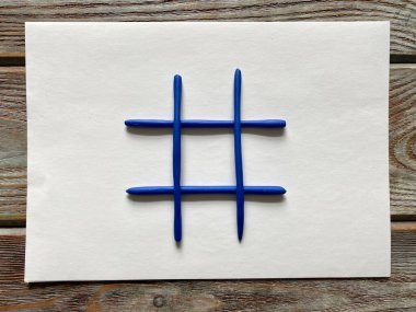 TIC TAC toe plastikten yapılmış bir el sanatı oyunudur.