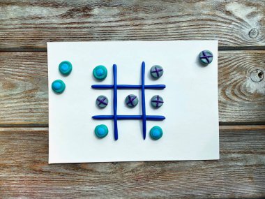 TIC TAC toe plastikten yapılmış bir el sanatı oyunudur.