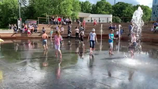 Moscou, Russie, Juillet 2019, Parc VDNH, Les enfants courent et rient sur la fontaine, — Video