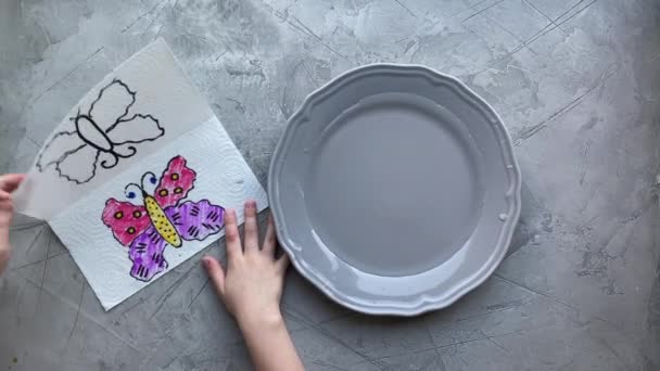 Kreslení motýla na ubrousek, dát do talíře s vodou, ukázat, barva se objeví, magické řemeslo pro děti. — Stock video