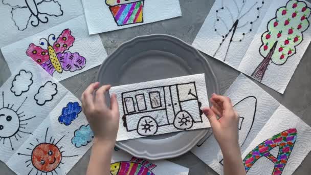 Dibujar un autobús, en una servilleta de papel, mostró el color, poner en un plato de agua, un truco de magia infantil . — Vídeo de stock