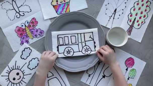 어린 아이들을 위해 냅킨 위에 버스를 그린 모습은 마법같은 경험을 하게 한다. — 비디오