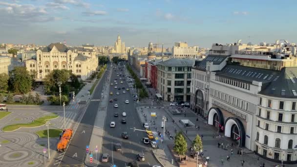 Augusti 2020, Moskva, Ryssland, Nikolskaja Street, ovanifrån av vägbanan med bilar. — Stockvideo