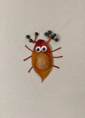 Tatlı böcek, sonbahar malzemelerinden yapılmış çocuk yaratıcılığı uygulaması