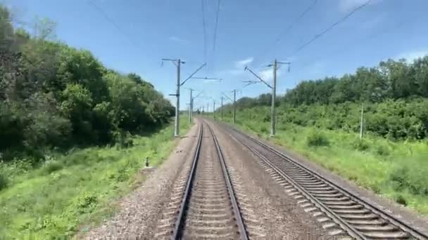 Tren yolu, giden trenin videosu. — Stok video