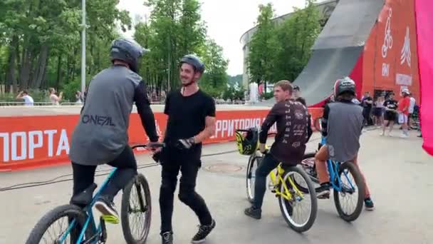 Haziran 2019, Moskova, Rusya, Luzhniki Stadyumu Gençler bisiklete biniyor. — Stok video