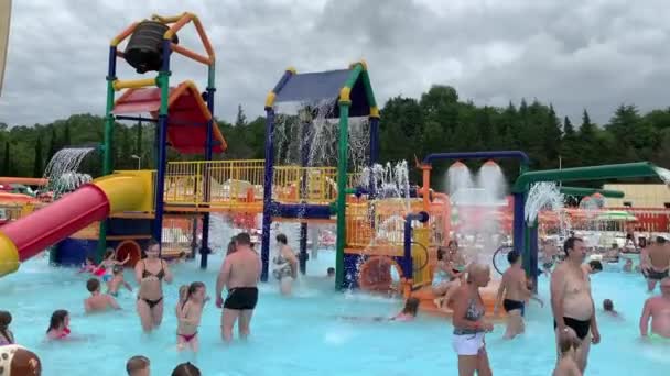 Sommer 2019, Russland, Adler, Aquapark. Blick auf das Kinderbecken. mit Unterhaltung im Wasser — Stockvideo