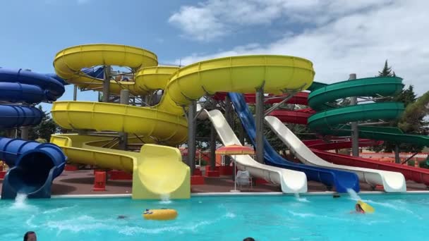 Sommer 2019, Russland, Sotschi, Wasserpark, Wasserrutsche im Wasserpark. — Stockvideo