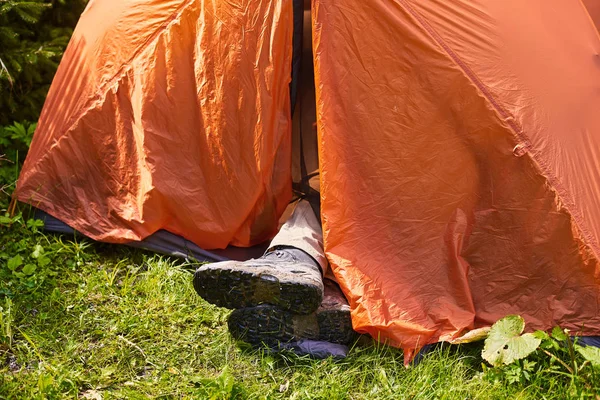 Çadır kampı. bir çadır, bir kamp turist çıkarmak