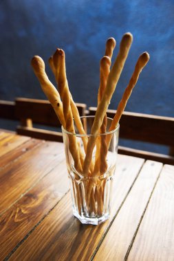 Susam rustik dekor içinde sopalarla ekmek