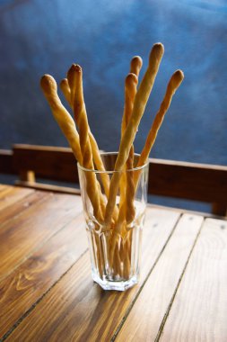 Susam rustik dekor içinde sopalarla ekmek