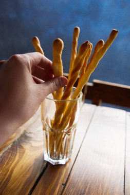 tohumlardır Cam Kupası'nda bir kafede masada susam ile ekmek sopa