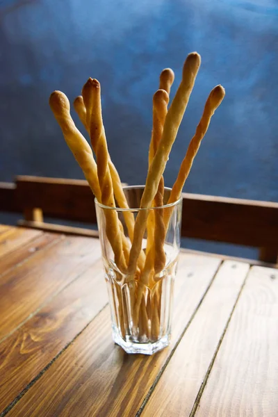 Susam rustik dekor içinde sopalarla ekmek