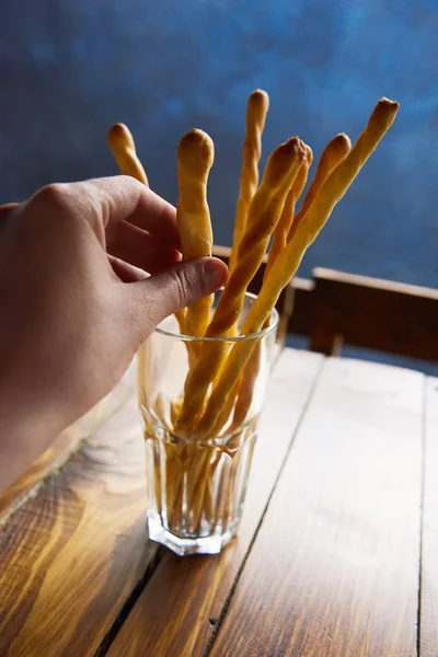 tohumlardır Cam Kupası'nda bir kafede masada susam ile ekmek sopa