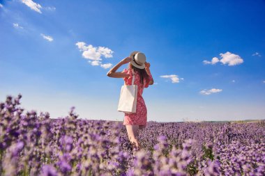 Hasır şapkalı kız gökyüzü görünüyor