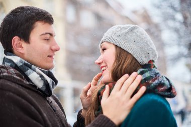 Mutlu çift birlikte kış tatil tatil dışında sırasında oynak kar Park