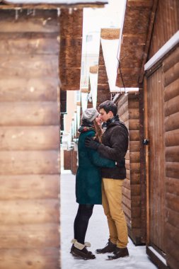 Genç kadın ve ekose eşarp giymiş adam kışın eski şehir yürüyerek