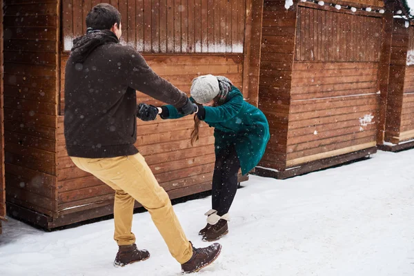 Jong Paar Gekleed Geruite Sjaals Liefdevolle Lopen Oude Stad Winter — Stockfoto