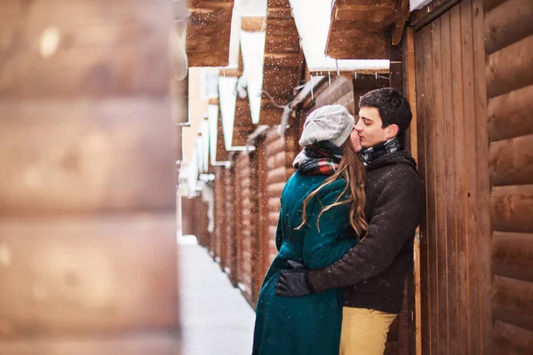 Pareja Feliz Enamorada Besan Pasan Tiempo Juntos Durante Las Vacaciones — Foto de Stock