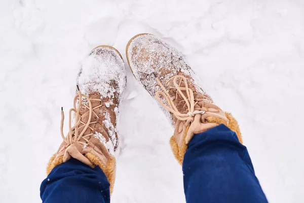 新鲜白雪的双棕色靴子 — 图库照片