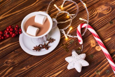 Kahve ve yeni yıl üzerinde kahverengi masada garland