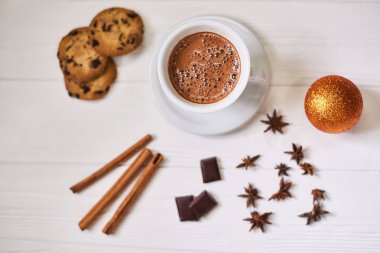 Kahve ve kurabiye yeni yıl, üstten görünüm, beyaz masaya üzerinde yatıyordu düz