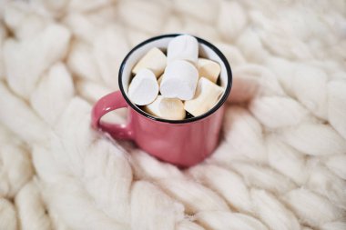 Üstten görünüm eşarp, halı üzerinde bulma hatmi fincanla ördü. Kış tatil kavramı