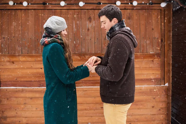 Pareja Enamorada Bajo Nieve Calienta Las Manos — Foto de Stock