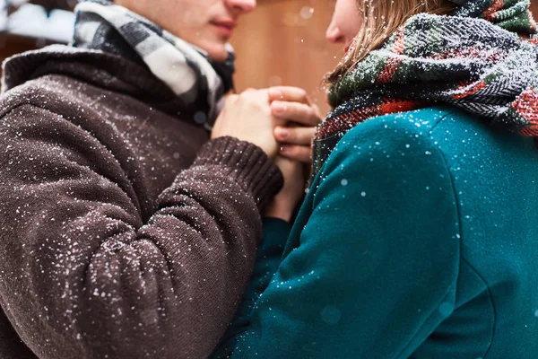 Pareja Joven Cariñosa Vestida Con Bufandas Cuadros Caminan Ciudad Vieja — Foto de Stock