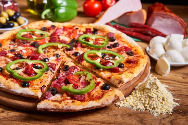 lezzetli İtalyan pizza tahta masada görev yaptı.