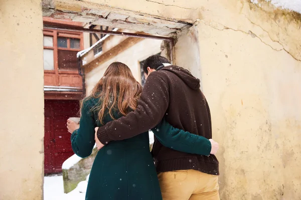 Pareja Feliz Juguetona Juntos Durante Las Vacaciones Invierno Fuera Centro —  Fotos de Stock