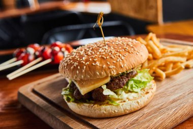 Tablo rustik bir kafede hamburger ve domates ile servis