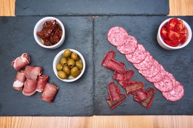 charcuterie et ürün çeşitliliği ve yeşil zeytin taş Kayrak üzerine