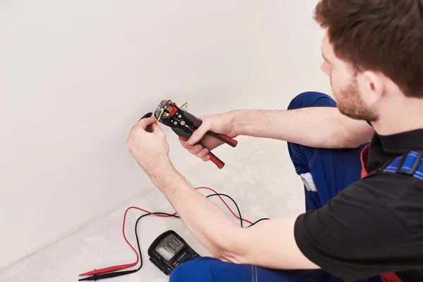 Alicate Frisar Nas Mãos Homem Instalação Reparos Novo Apartamento — Fotografia de Stock