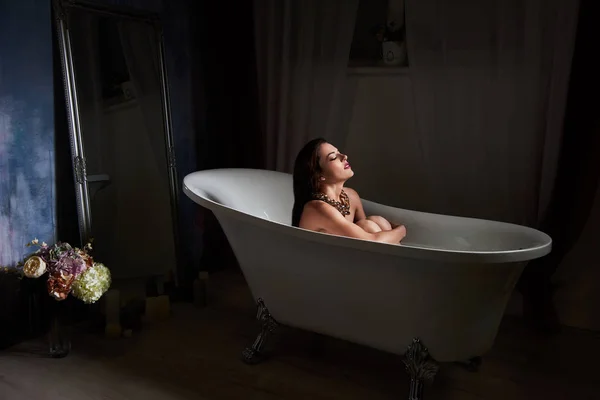 Hermosa Mujer Joven Cuidando Las Piernas Tumbadas Tubo Baño Baño —  Fotos de Stock