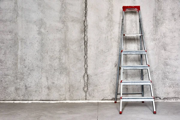 Merdiveni tamamlanmamış bir beton Oda - resim