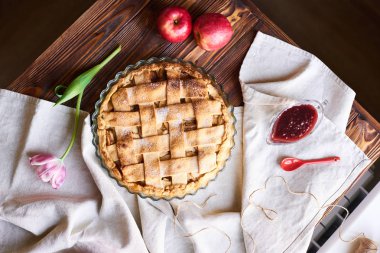 Kahverengi ahşap masada ev yapımı elmalı turta. Elma kafes üst üstten görünümü ile tart. Rustik tarzı