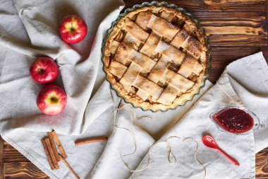 ahşap arka planda Amerikan elmalı pasta ve malzemeler. Üst görünüm.
