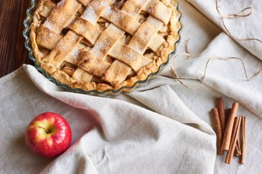 ahşap arka planda Amerikan elmalı pasta ve malzemeler. Üst görünüm.