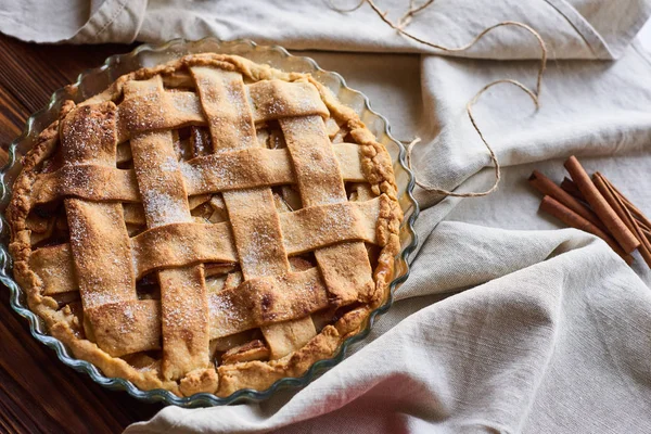 Homemade apple pie on the brown wooden table. Apple tart with lattice top overhead view. Rustic style — Stock Photo, Image