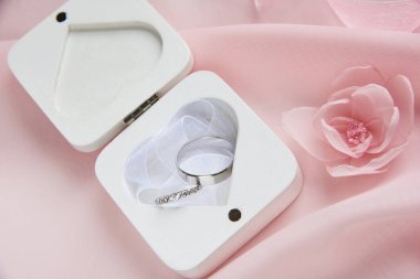 pembe bez üzerinde beyaz özel ahşap kutu da alyanslar - düğün dekorasyon içeriği