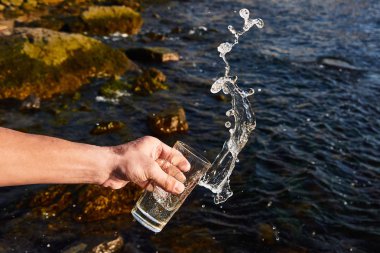 Büyük bardaktan şeffaf su sıçraması. Splash form yaratıcı reklam birleştirme kullanımı için farklı bir şekil