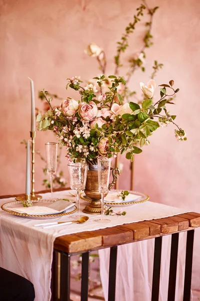 Decorazione di nozze vintage. Bellissima location per eventi. Decorazione creativa. Colore rosa e oro. Menù Calligrafia Matrimonio — Foto Stock