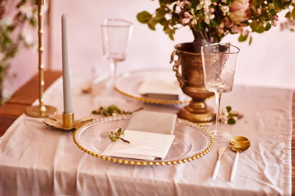 Festliche Tischdekoration. goldenes Besteck. mit verschiedenen natürlichen Farben und Blumen. Granat. Luxushochzeit, Party, Geburtstag. Blick von oben. gold, rosa. Kerzen — Stockfoto