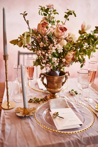 Decorazione di nozze vintage. Bellissima location per eventi. Decorazione creativa. Colore rosa e oro. Menù Calligrafia Matrimonio — Foto Stock